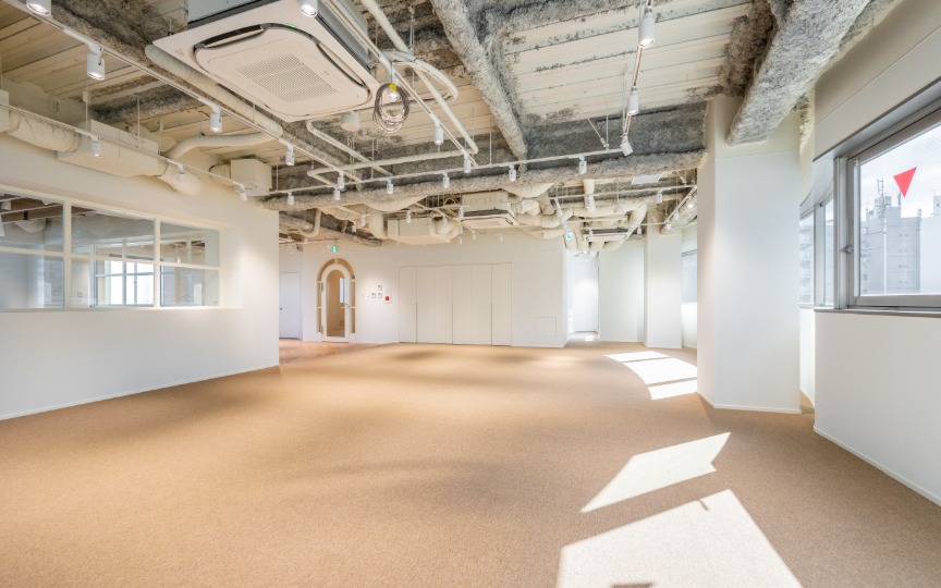 【敷金最大0】港区麻布台エリア、モダンな内装デザインが魅力のセットアップオフィスの写真3