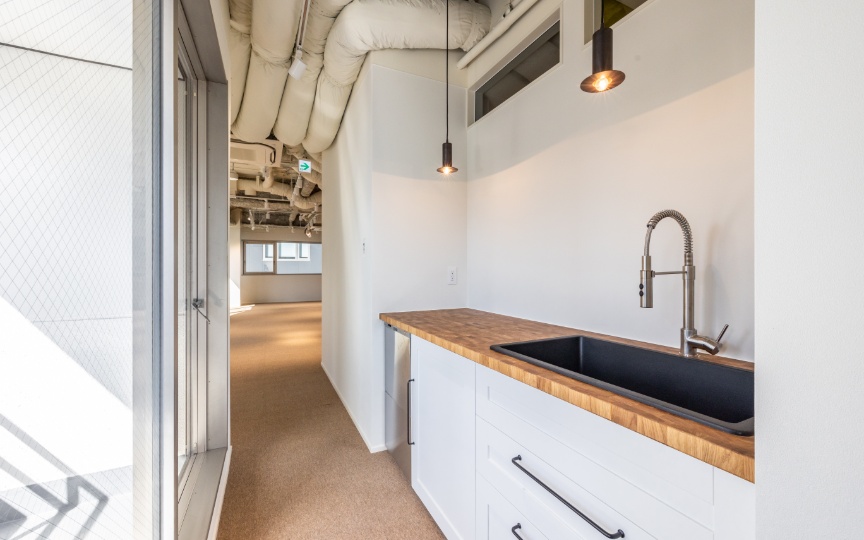 【敷金最大0】港区麻布台エリア、モダンな内装デザインが魅力のセットアップオフィスの写真6