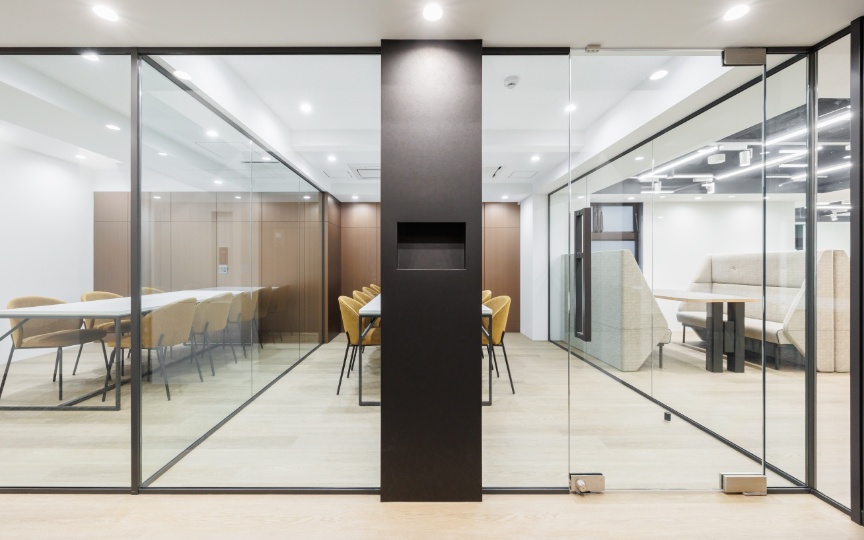 JR御徒町駅徒歩5分、スタイリッシュな内装デザインが魅力のセットアップオフィスの写真1