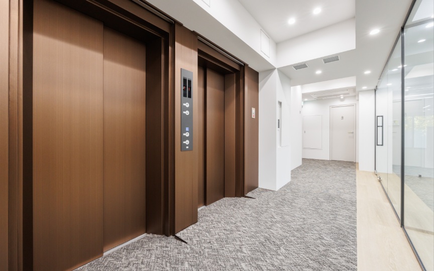 JR御徒町駅徒歩5分、スタイリッシュな内装デザインが魅力のセットアップオフィスの写真2