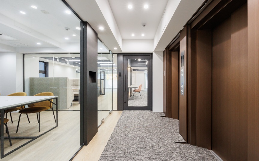 JR御徒町駅徒歩5分、スタイリッシュな内装デザインが魅力のセットアップオフィスの写真3