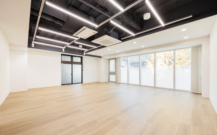 JR御徒町駅徒歩5分、スタイリッシュな内装デザインが魅力のセットアップオフィスの写真7