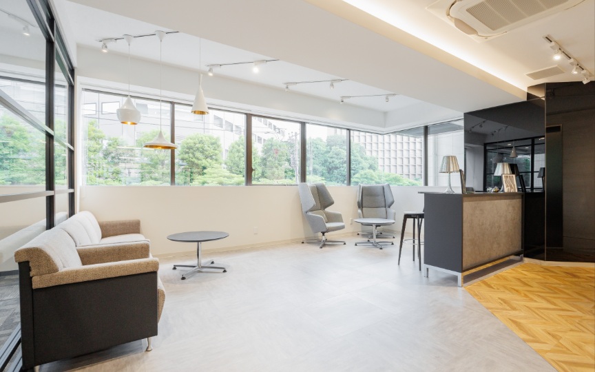 【敷金0・原状回復不要】新富町駅徒歩7分、隅田川近くの自然を感じられるセットアップオフィスの写真1