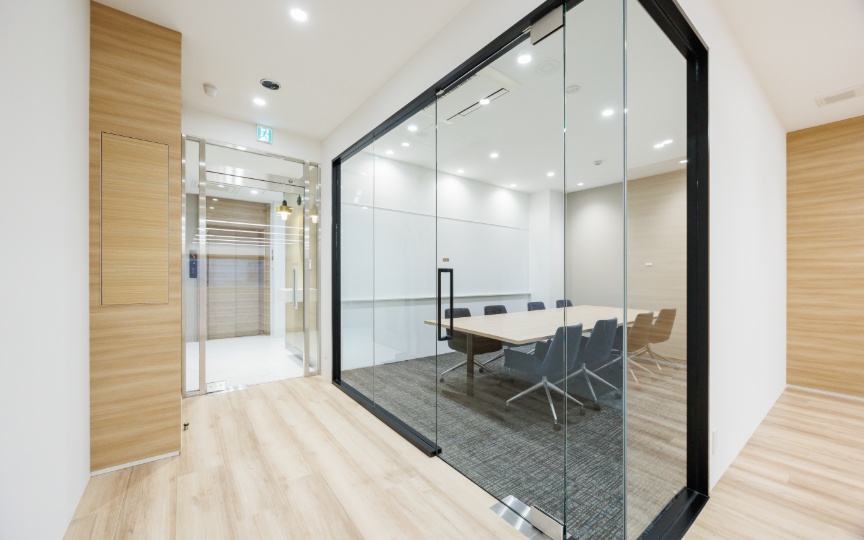 水道橋駅徒歩5分！レイアウトの自由度が魅力の、内装付きセットアップオフィスの写真2