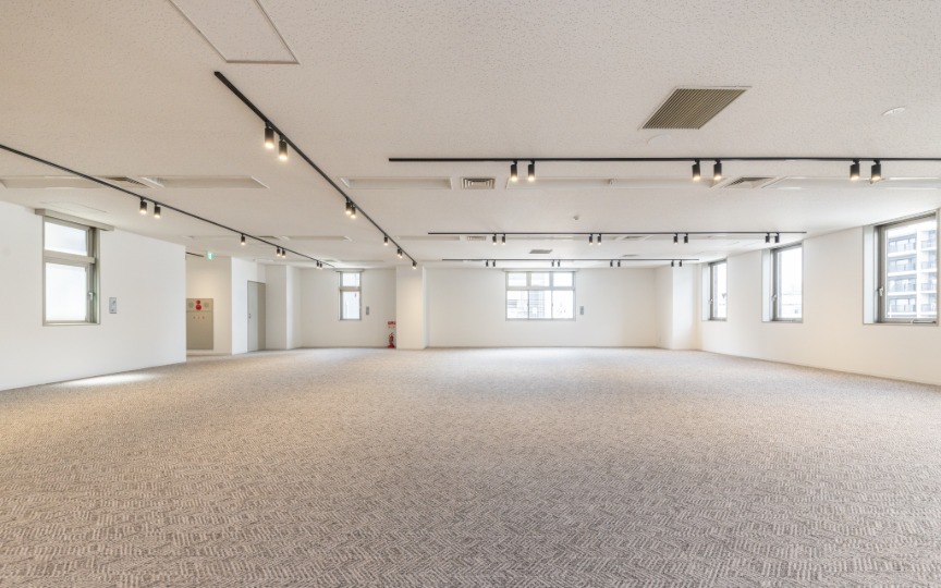 多様なワークスペースを備える開放的なラウンジエリアが魅力の、大型セットアップオフィスの写真1