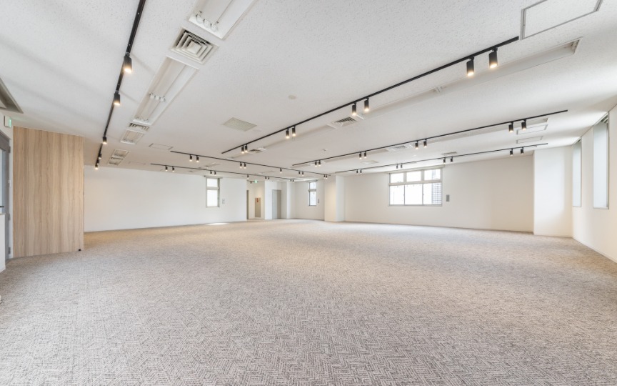 多様なワークスペースを備える開放的なラウンジエリアが魅力の、大型セットアップオフィスの写真2