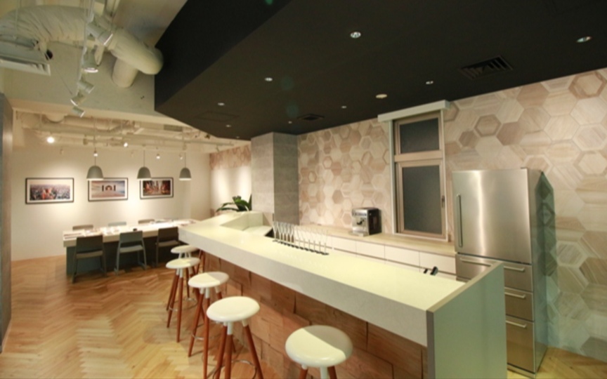 多様なワークスペースを備える開放的なラウンジエリアが魅力の、大型セットアップオフィスの写真4