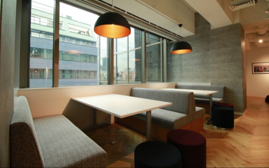 多様なワークスペースを備える開放的なラウンジエリアが魅力の、大型セットアップオフィスの写真5