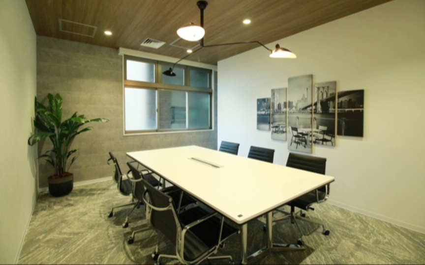 多様なワークスペースを備える開放的なラウンジエリアが魅力の、大型セットアップオフィスの写真6