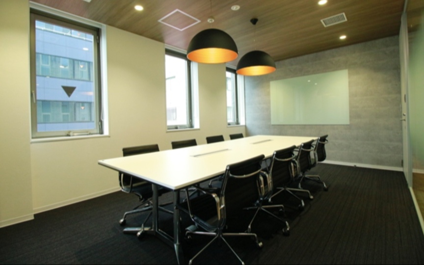 多様なワークスペースを備える開放的なラウンジエリアが魅力の、大型セットアップオフィスの写真7