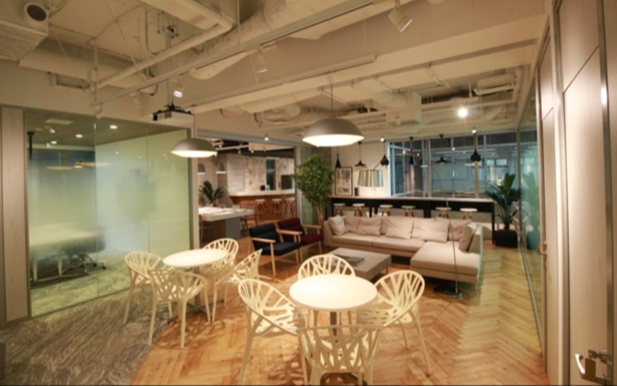 多様なワークスペースを備える開放的なラウンジエリアが魅力の、大型セットアップオフィス