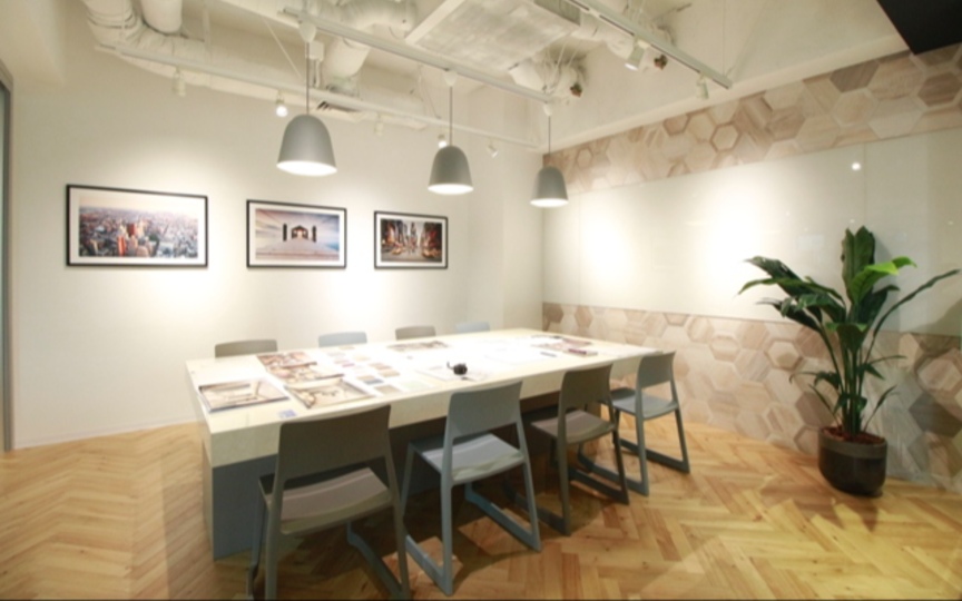 多様なワークスペースを備える開放的なラウンジエリアが魅力の、大型セットアップオフィスの写真9