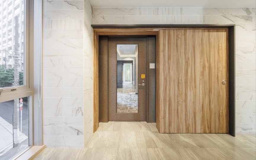 築地駅徒歩4分！共用の屋上テラスも利用可能、明るく清潔感のある内装のセットアップオフィスの写真1