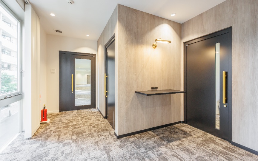 築地駅徒歩4分！共用の屋上テラスも利用可能、明るく清潔感のある内装のセットアップオフィスの写真3