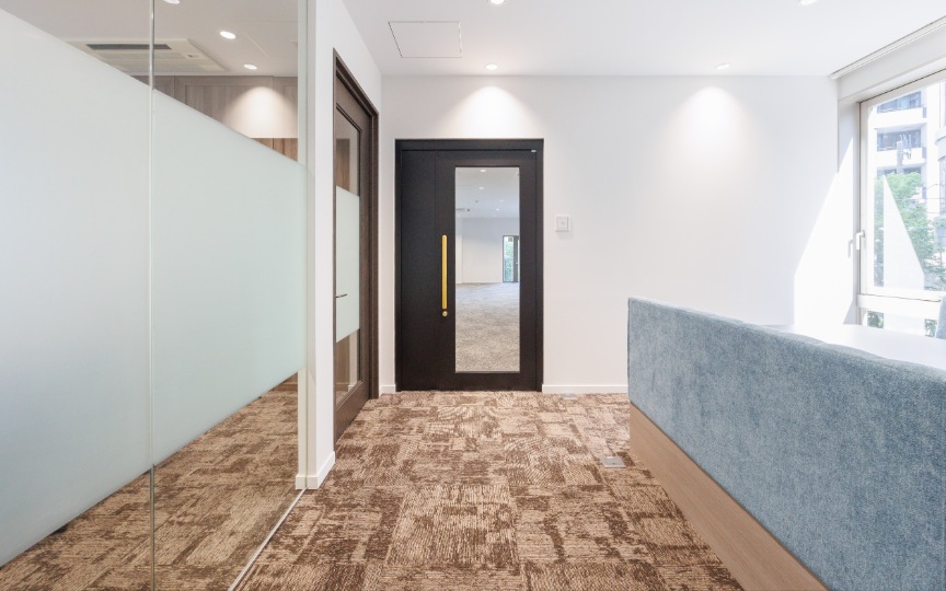 築地駅徒歩4分！眺望の良い屋上テラス付き、両面採光で明るい空間が魅力のセットアップオフィスの写真3