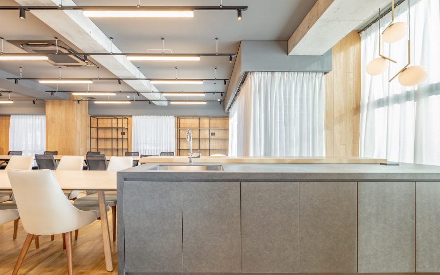 【原状回復義務なし】神保町駅徒歩7分、共用部充実のハイグレードな新築フルセットアップオフィスの写真4