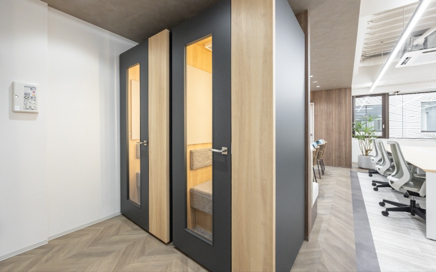 半蔵門駅徒歩1分！会議室・個室ブース各2室完備、洗練されたデザインが魅力のフルセットアップオフィスの写真9