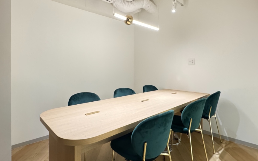 【即日入居可】恵比寿駅徒歩6分！敷金3ヶ月のみ、モダンな内装のフルセットアップオフィスの写真1