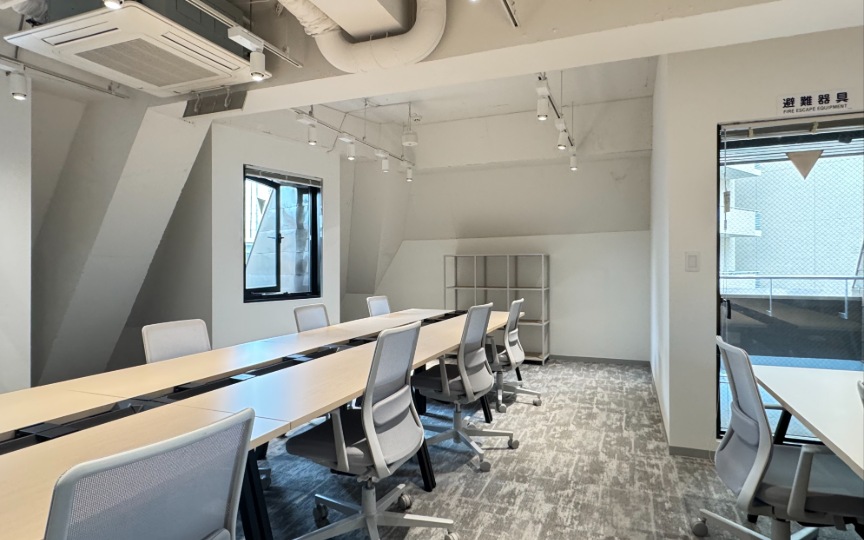 【即日入居可】恵比寿駅徒歩6分！敷金3ヶ月のみ、モダンな内装のフルセットアップオフィスの写真3