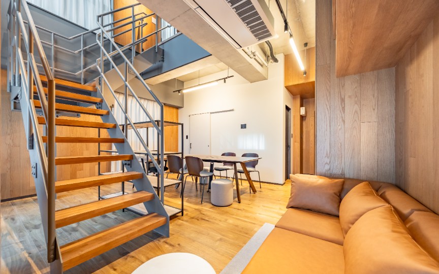 【什器付きSOHO】小川町駅徒歩6分｜洗練された内装と充実の共用部が魅力の新築フルセットアップオフィス