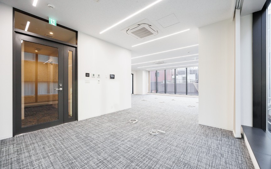 【即日入居可】神田駅徒歩4分！複数駅・複数路線の利用が可能な築浅セットアップオフィスの写真2