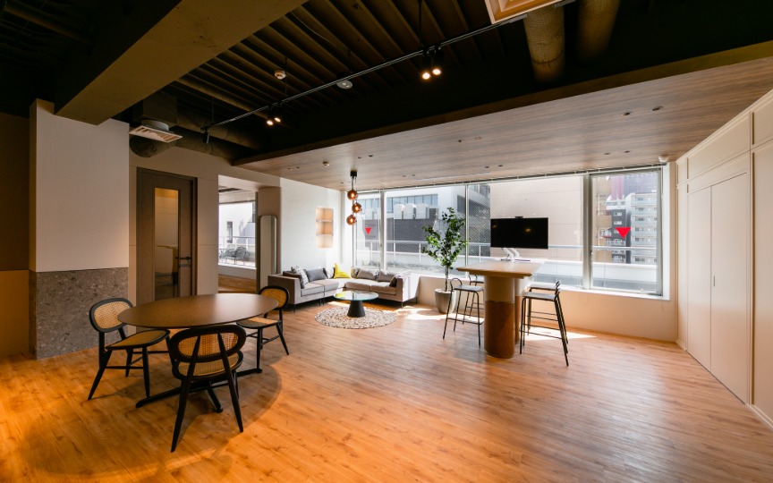 築地駅徒歩2分！広々としたラウンジ・ルーフバルコニー付きのハイグレードセットアップオフィスの写真2