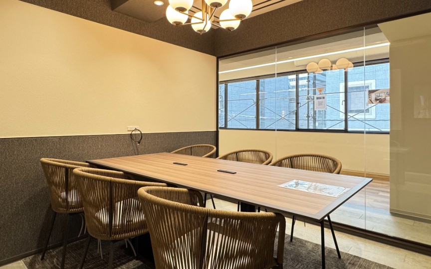 【敷金最大0】大門駅徒歩3分、会議室・個室ブース各2室完備の港区セットアップオフィスの写真1