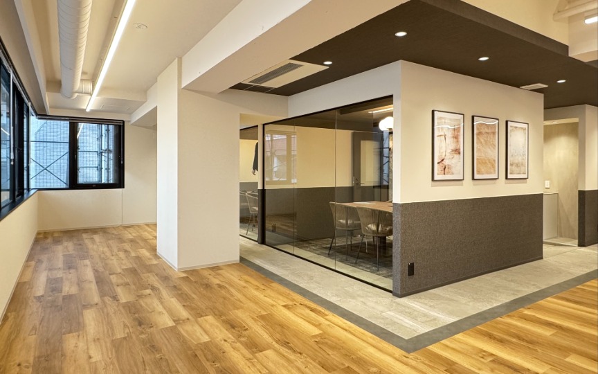 【敷金最大0】大門駅徒歩3分、会議室・個室ブース各2室完備の港区セットアップオフィス