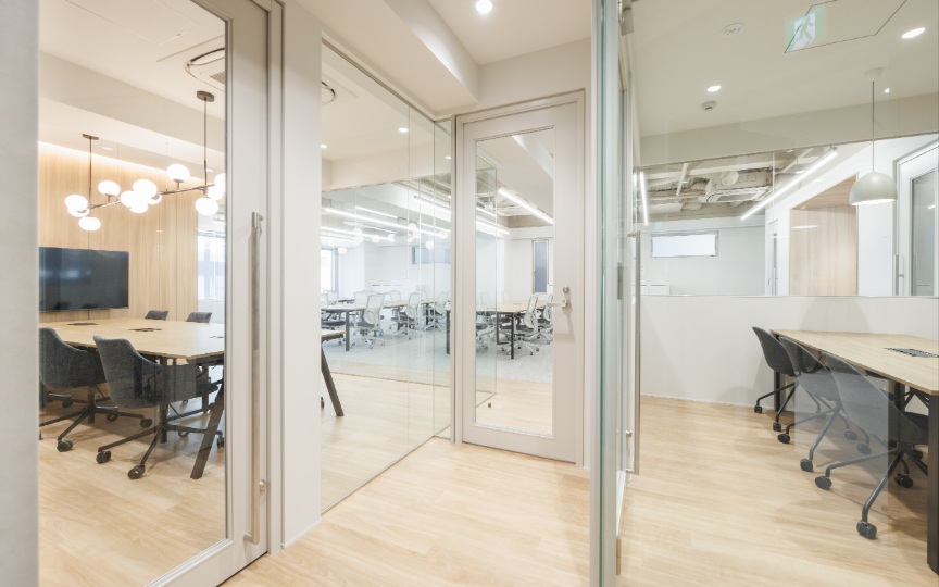 JR神田駅徒歩5分！4駅4路線利用可、共用会議室・ラウンジまで備えたフルセットアップオフィスの写真3