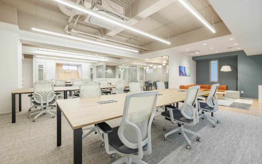 JR神田駅徒歩5分！4駅4路線利用可、共用会議室・ラウンジまで備えたフルセットアップオフィス