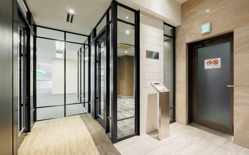 【即日入居可】新富町駅徒歩3分・屋上テラス付きのリノベーション済みセットアップオフィス