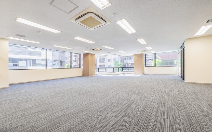 【即日入居可】新富町駅徒歩3分・屋上テラス付きのリノベーション済みセットアップオフィスの写真2