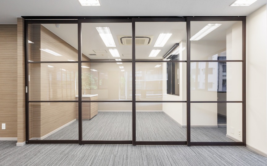 【即日入居可】新富町駅徒歩3分・屋上テラス付きのリノベーション済みセットアップオフィスの写真5