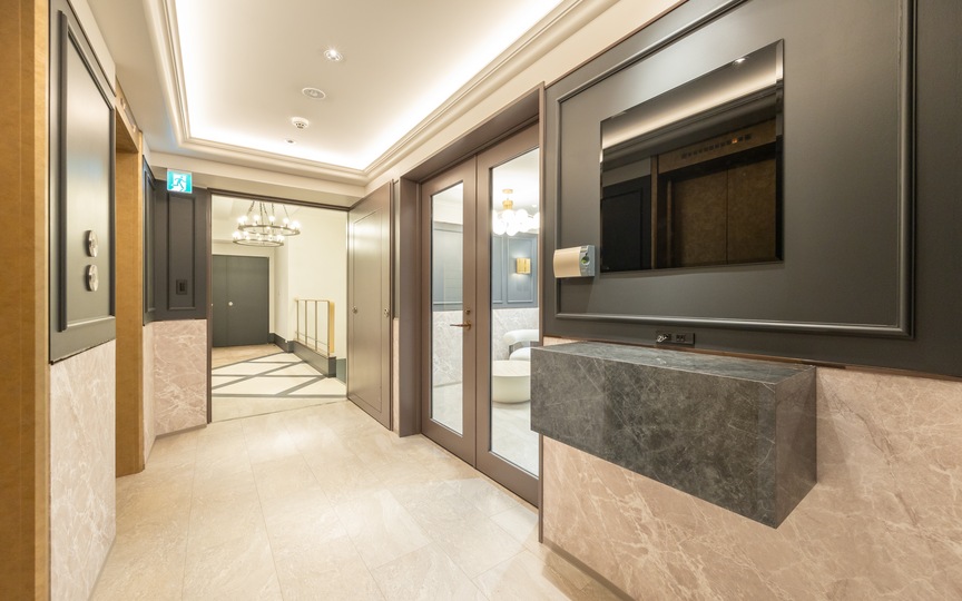 新宿御苑前駅1分！会議室3室完備、モダンな内装が魅力の新装フルセットアップオフィスの写真1