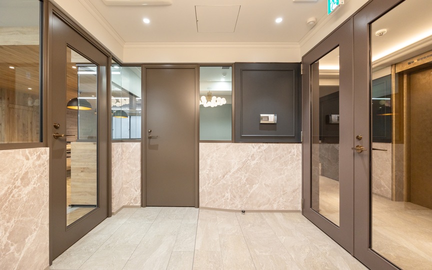 新宿御苑前駅1分！会議室3室完備、モダンな内装が魅力の新装フルセットアップオフィスの写真2