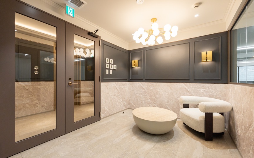 新宿御苑前駅1分！会議室3室完備、モダンな内装が魅力の新装フルセットアップオフィス