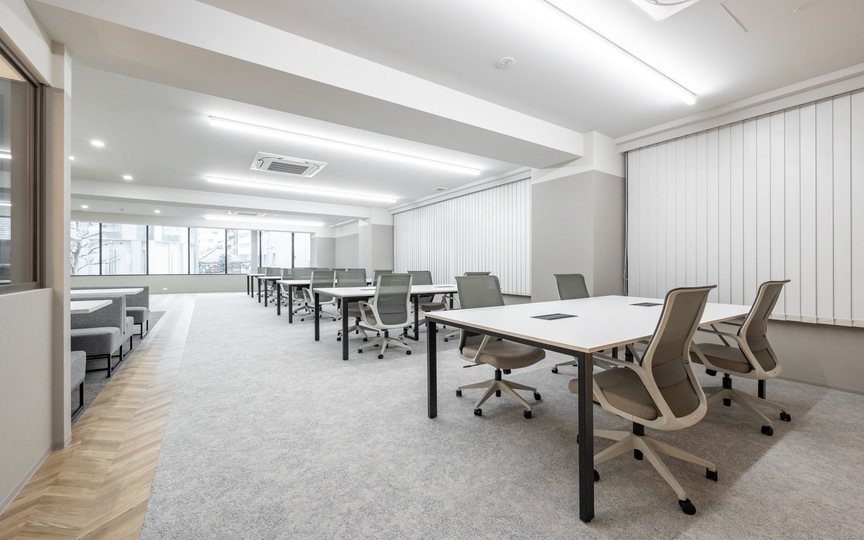 新宿御苑前駅1分！会議室3室完備、モダンな内装が魅力の新装フルセットアップオフィスの写真4