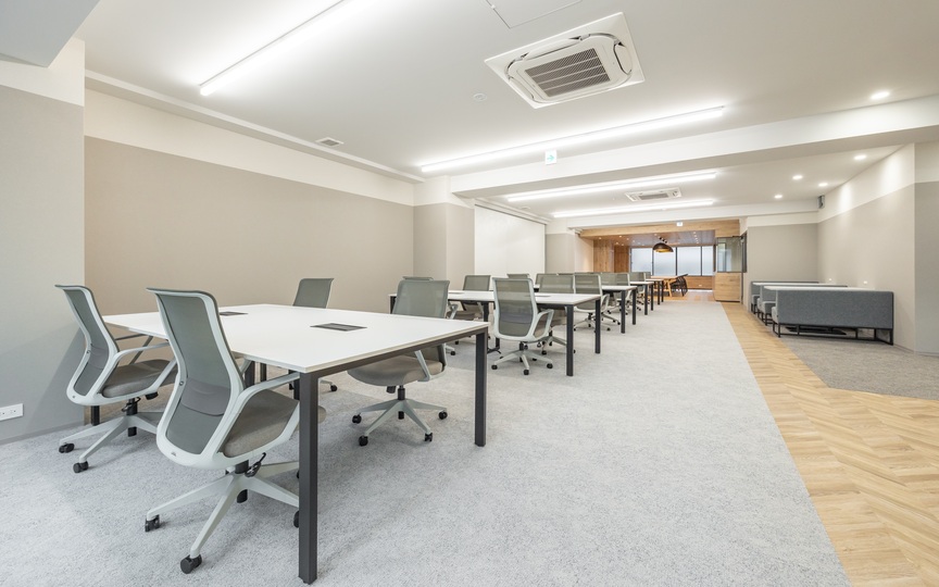 新宿御苑前駅1分！会議室3室完備、モダンな内装が魅力の新装フルセットアップオフィスの写真5