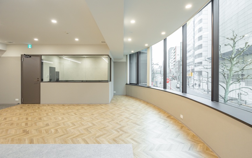 新宿御苑前駅1分！会議室3室完備、モダンな内装が魅力の新装フルセットアップオフィスの写真6