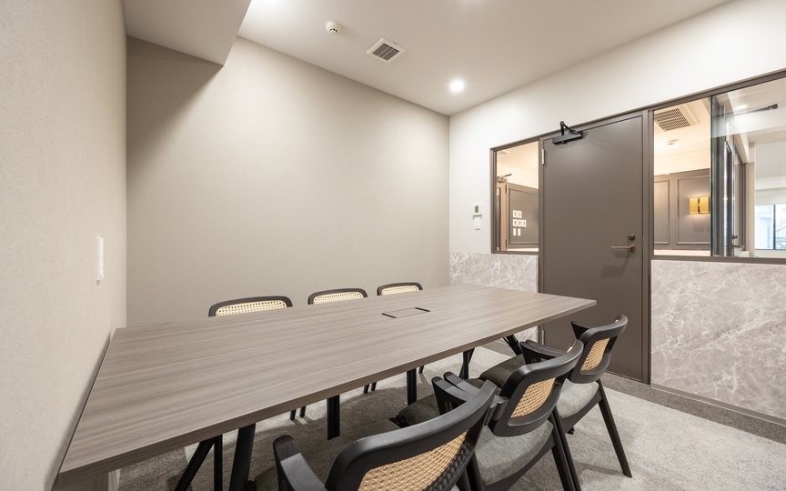 新宿御苑前駅1分！会議室3室完備、モダンな内装が魅力の新装フルセットアップオフィスの写真9