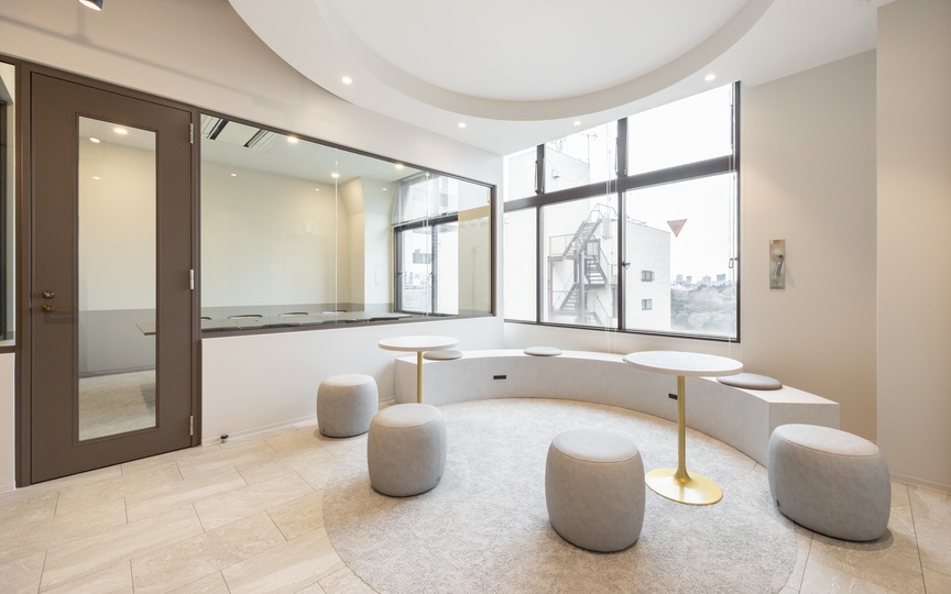 新宿御苑前駅1分！会議室3室・ラウンジ付きの、働きやすさを追求したフルセットアップオフィスの写真3