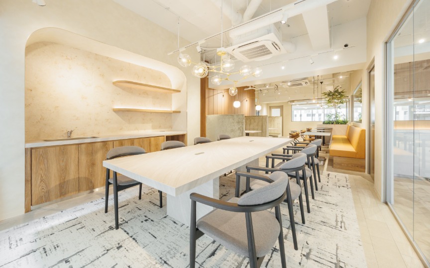 新宿御苑前駅徒歩1分！ホテルライクで上質な内装デザインと機能性を兼ね備えたフルセットアップオフィスの写真5