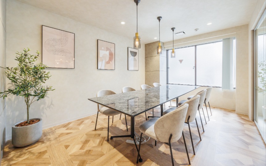 新宿御苑前駅徒歩1分！ホテルライクで上質な内装デザインと機能性を兼ね備えたフルセットアップオフィスの写真6