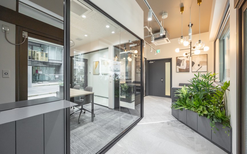 小伝馬町駅徒歩3分！上質な内装と家具・什器を備えた便利さが魅力の新装フルセットアップオフィス