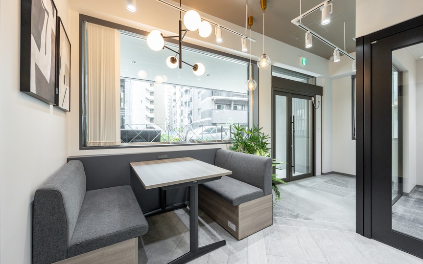 小伝馬町駅徒歩3分！上質な内装と家具・什器を備えた便利さが魅力の新装フルセットアップオフィスの写真3