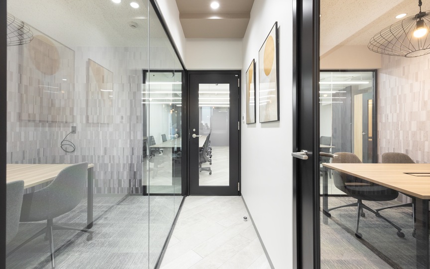 小伝馬町駅徒歩3分！上質な内装と家具・什器を備えた便利さが魅力の新装フルセットアップオフィスの写真4