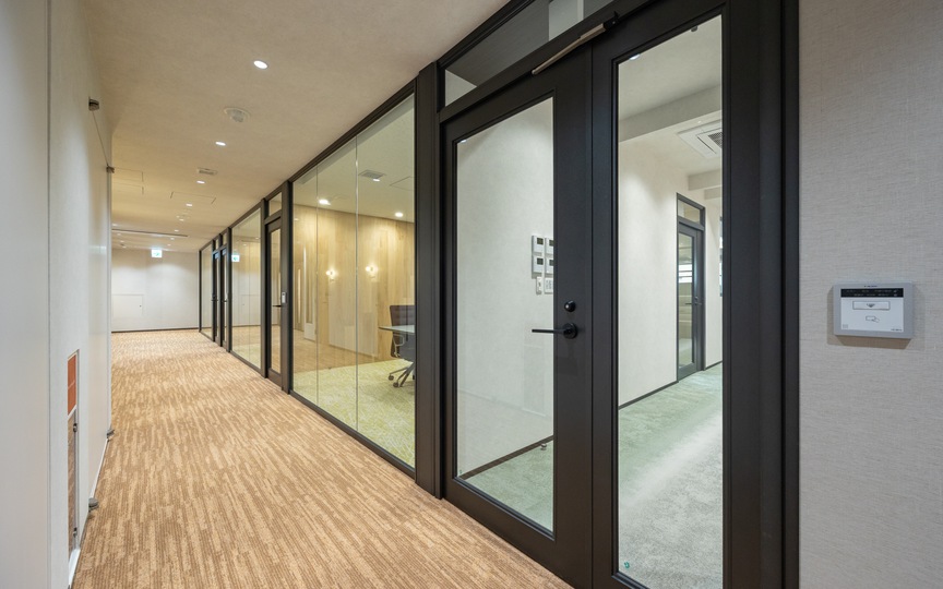 【仲介手数料不要】飯田橋駅徒歩7分、和モダンな内装で機能性抜群のセットアップオフィスの写真1