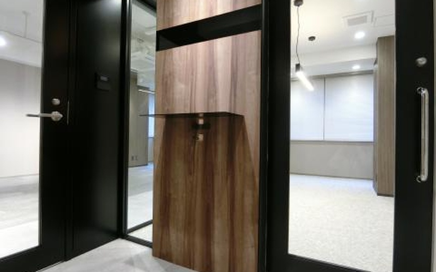 御成門駅徒歩4分！新橋駅も徒歩圏内で交通至便な立地が魅力のセットアップオフィスの写真3