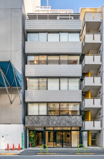 御成門駅徒歩4分！路面1階区画で視認性抜群の、小規模チーム向けセットアップオフィスの写真1