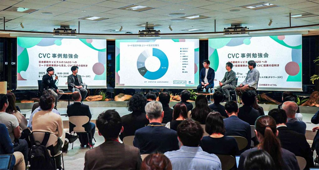 オフィスの中心に配置した円形のオープンスペース